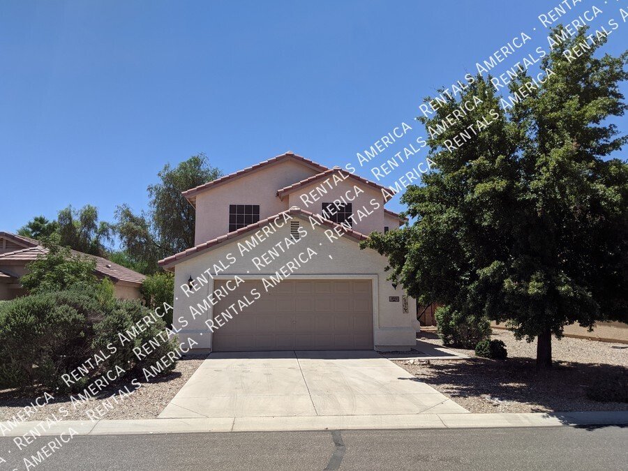 4 Bedroom + loft with SOLAR POWER! property image