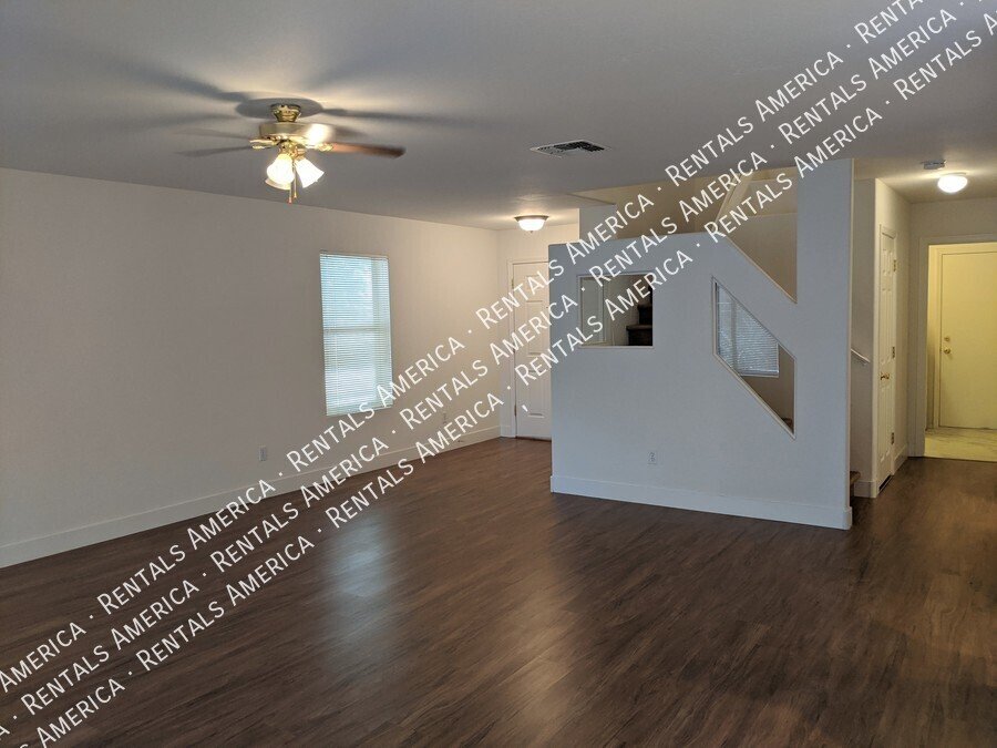 4 Bedroom + loft with SOLAR POWER! property image