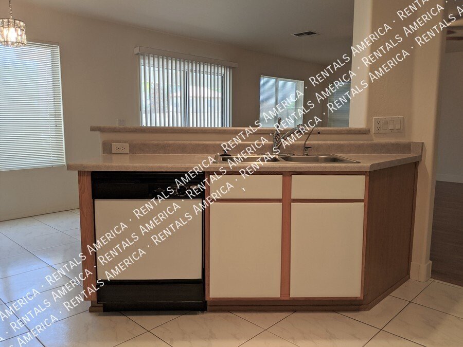 4 Bedroom + loft with SOLAR POWER! property image