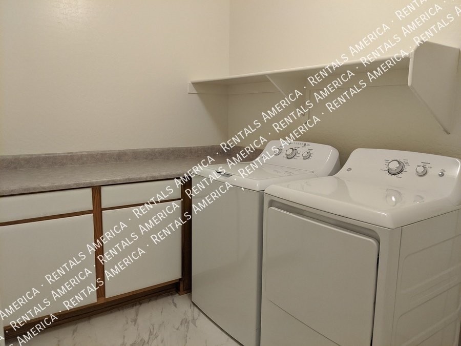 4 Bedroom + loft with SOLAR POWER! property image