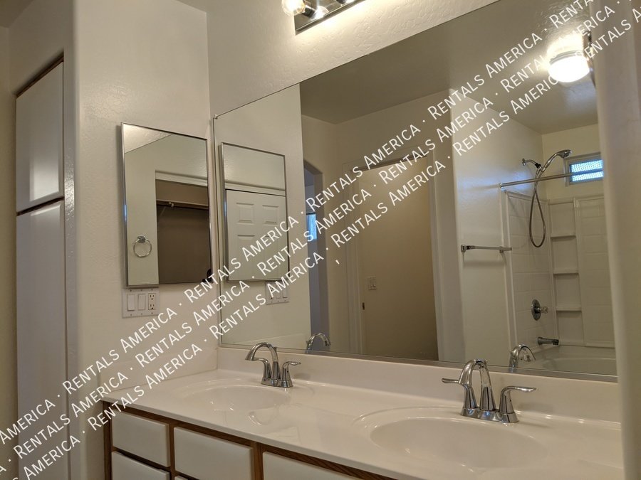 4 Bedroom + loft with SOLAR POWER! property image