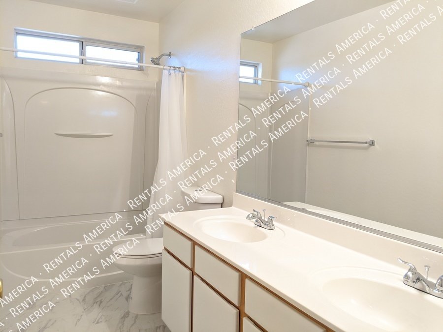 4 Bedroom + loft with SOLAR POWER! property image