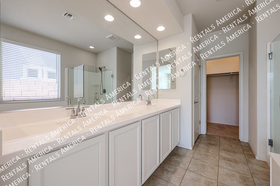 5 bedrooms with 4.5 baths! property image