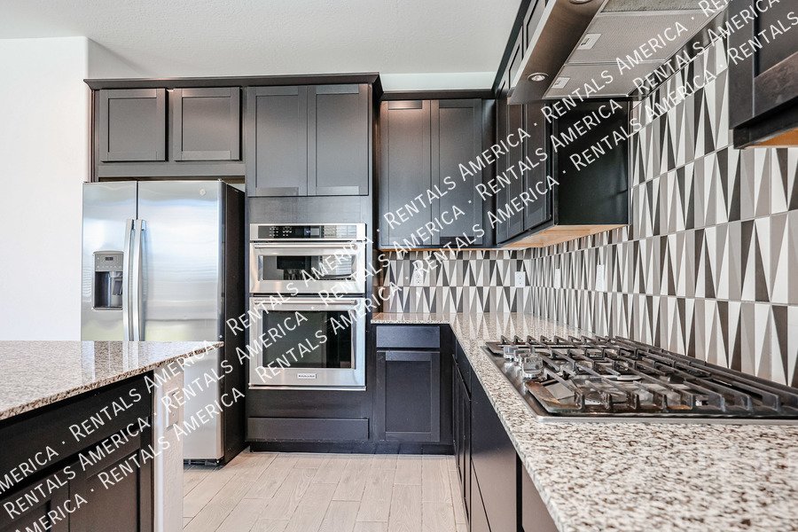 MOVE IN SPECIAL!!!! 5 bedroom 3 bath home in Camelback Ranch property image