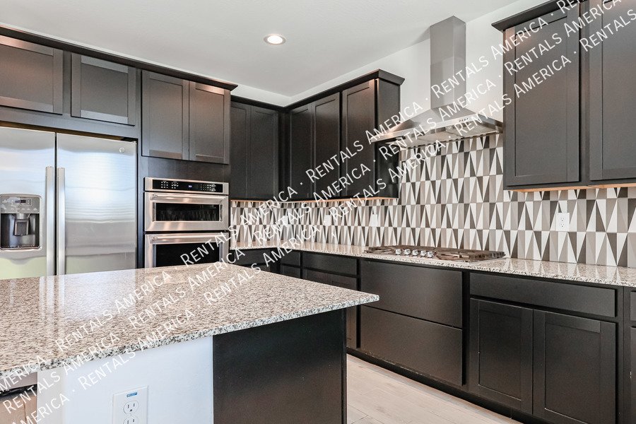 MOVE IN SPECIAL!!!! 5 bedroom 3 bath home in Camelback Ranch property image