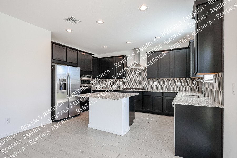 MOVE IN SPECIAL!!!! 5 bedroom 3 bath home in Camelback Ranch property image