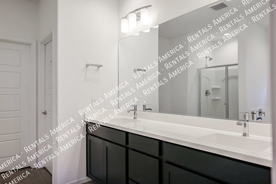 MOVE IN SPECIAL!!!! 5 bedroom 3 bath home in Camelback Ranch property image