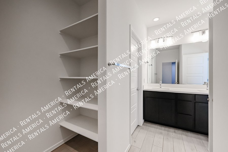 MOVE IN SPECIAL!!!! 5 bedroom 3 bath home in Camelback Ranch property image