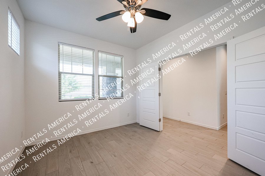 MOVE IN SPECIAL!!!! 5 bedroom 3 bath home in Camelback Ranch property image