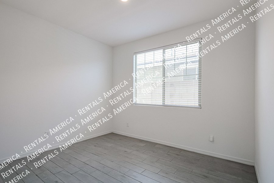 MOVE IN SPECIAL!!!! 5 bedroom 3 bath home in Camelback Ranch property image