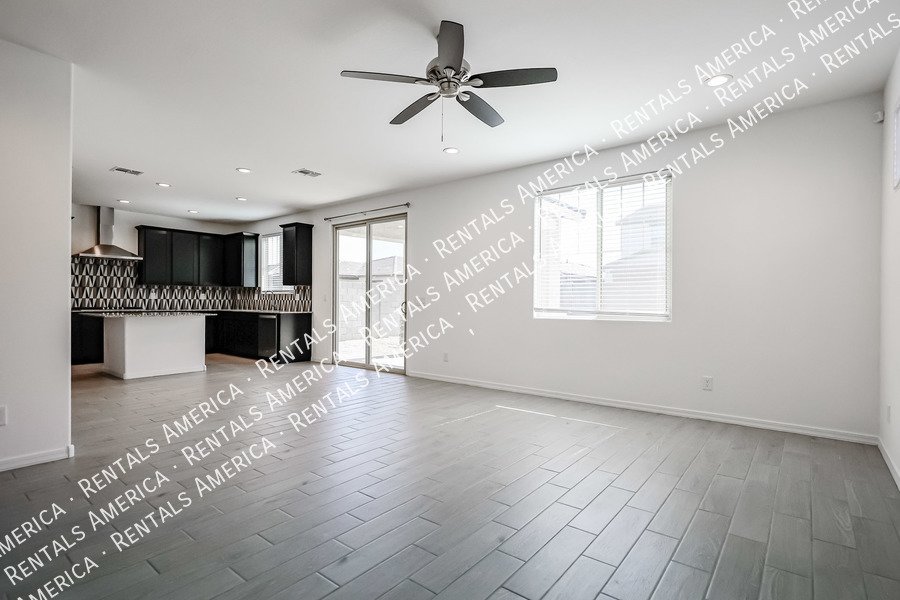 MOVE IN SPECIAL!!!! 5 bedroom 3 bath home in Camelback Ranch property image