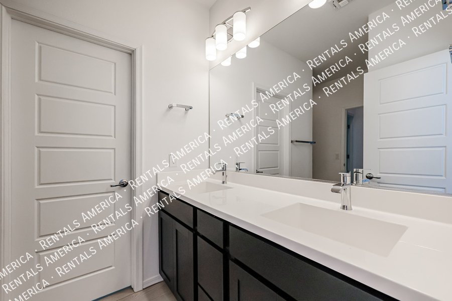 MOVE IN SPECIAL!!!! 5 bedroom 3 bath home in Camelback Ranch property image