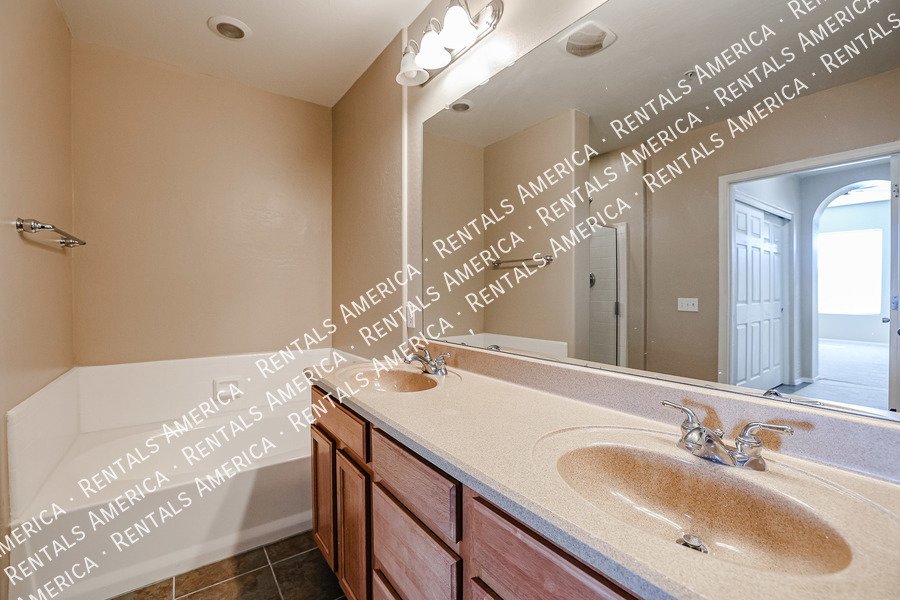 Upscale 2 Bedroom Condo Gated Community property image