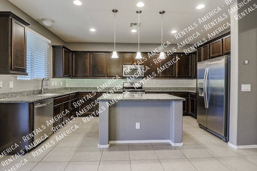 Move in Special! Beautiful Spacious 5BD House in Peoria! property image