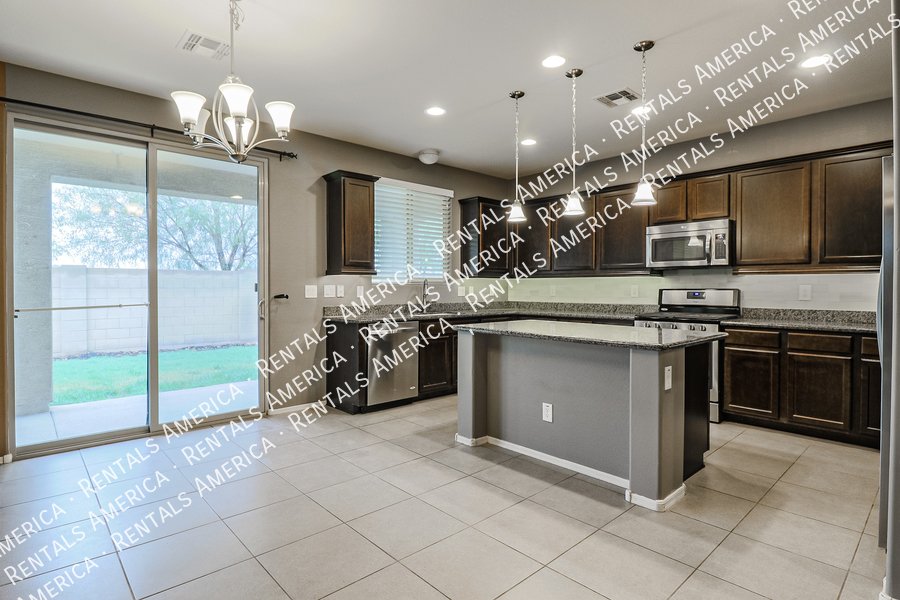 Move in Special! Beautiful Spacious 5BD House in Peoria! property image