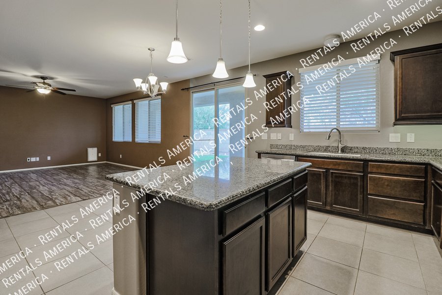 Move in Special! Beautiful Spacious 5BD House in Peoria! property image