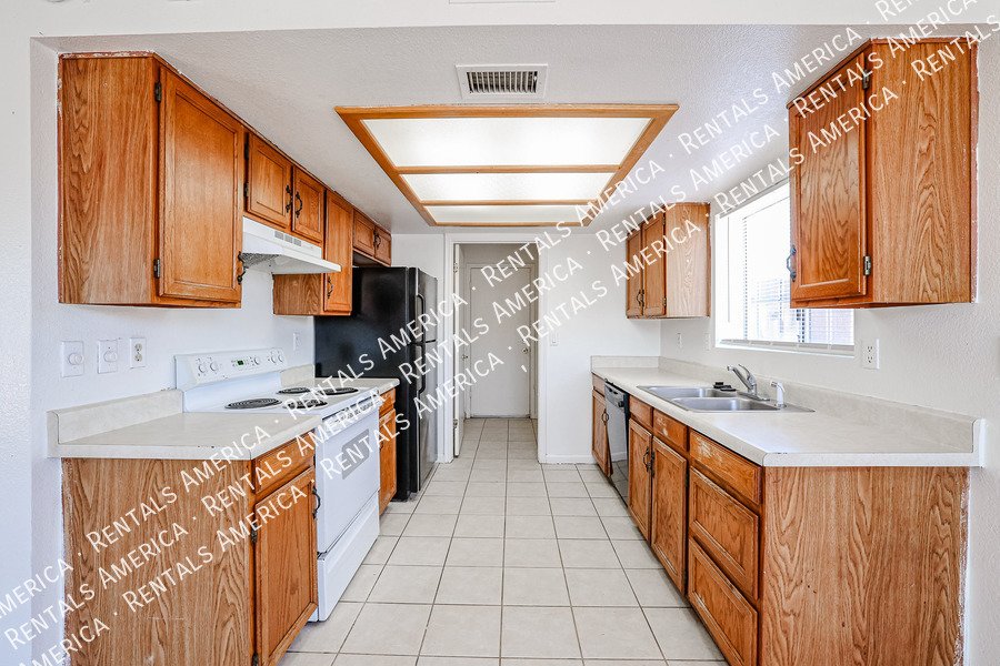 Nice 4 Bedroom Home In Pioneer Village Community!!! property image